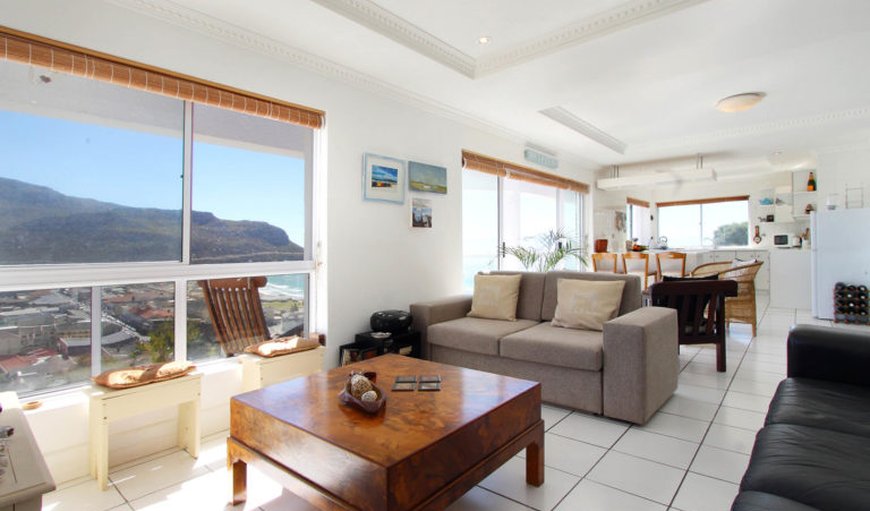 Crow`s Nest Fish Hoek Bay: Open-plan living/dining and kitchen area