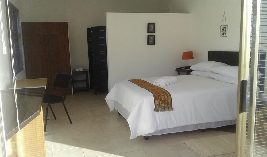 Plantasieweg Villa 1 with a double bed & desk area.