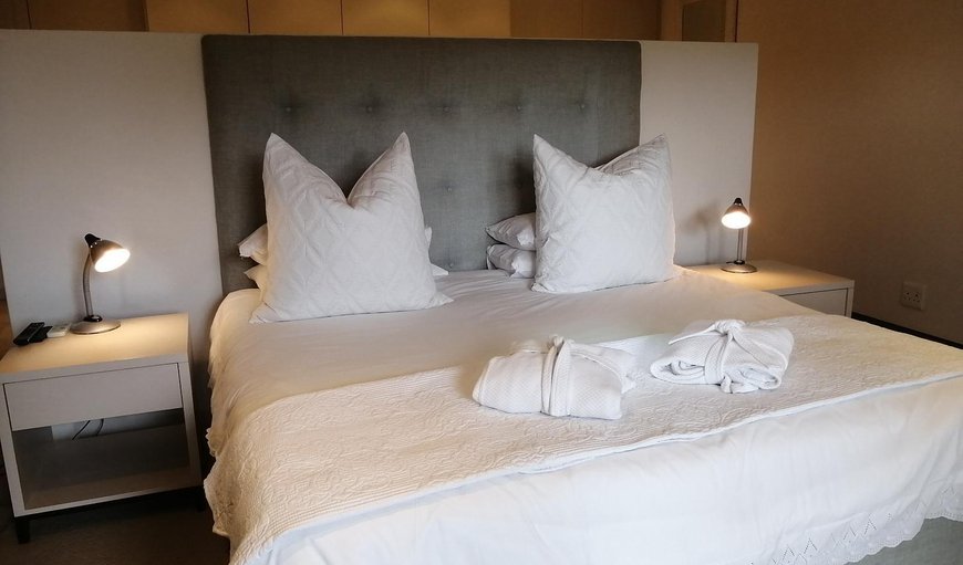 Pearl Honeymoon Suite: Bed