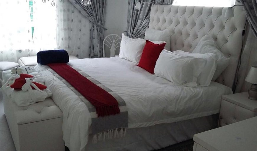 Honeymoon Suite: Honeymoon Suite with a queen bed