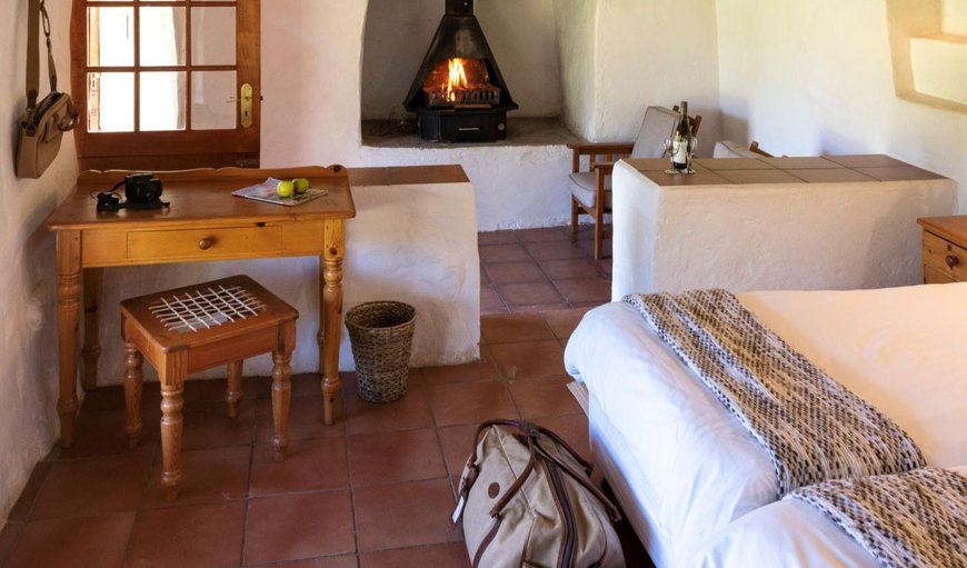 LEEUSTERT (Cottage - 2 Sleeper): 2 single beds in the cottage