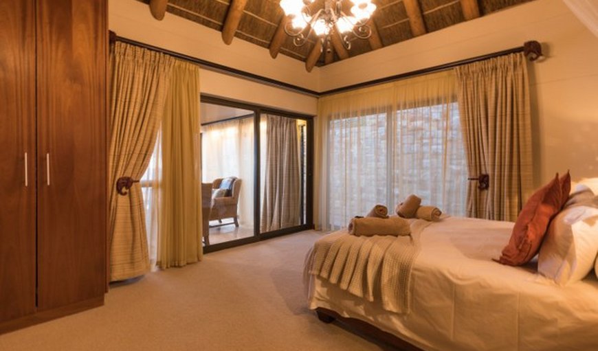 Sea Breeze Villa: Bedroom with a queen size bed