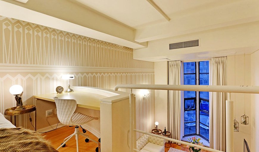 Afribode's Art Deco Loft: Loft bedroom