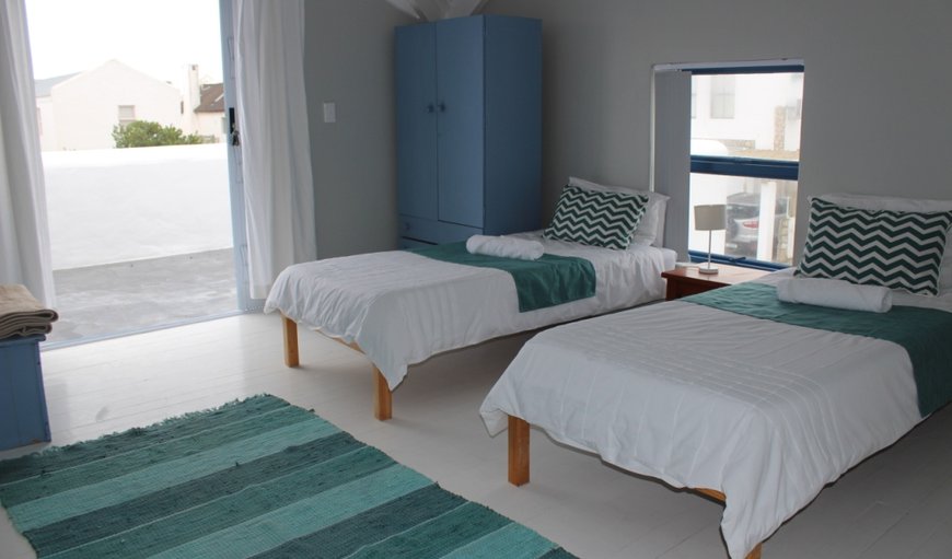 Paternoster Rentals - Rondommooi: Bedroom with Single Beds