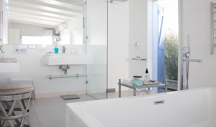 Paternoster Rentals - Djis Tjil: Modern Bathroom