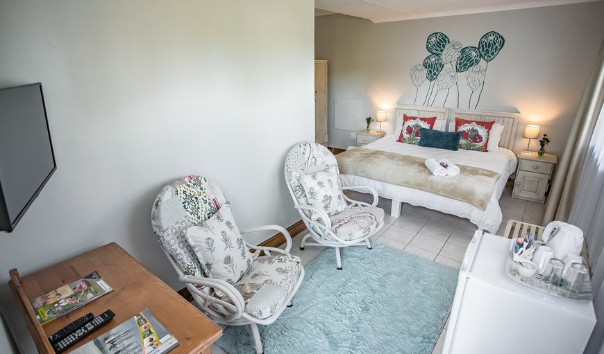 Sunbird Rooms: En-suite bathroom with a shower and a bath. Small fridge, tea/coffee making facilities, hairdryer, heater, fan, save, blockout curtains and free WiFi.