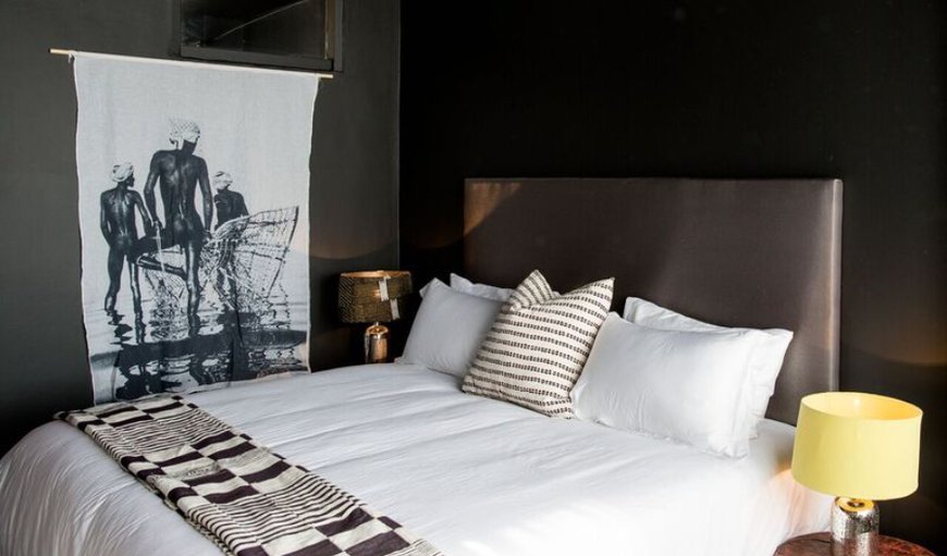 On Kloof Studio: Bedroom with Queen Size Bed