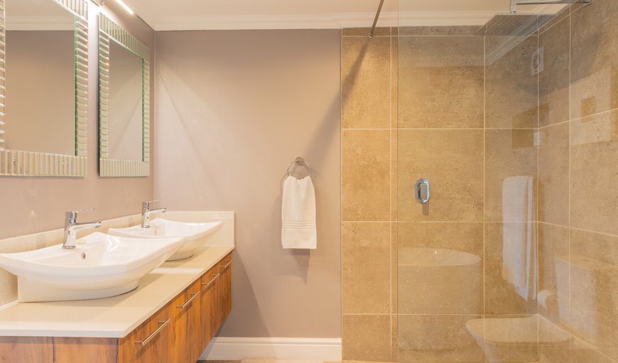 Luxury Studio Suite: Bathroom
