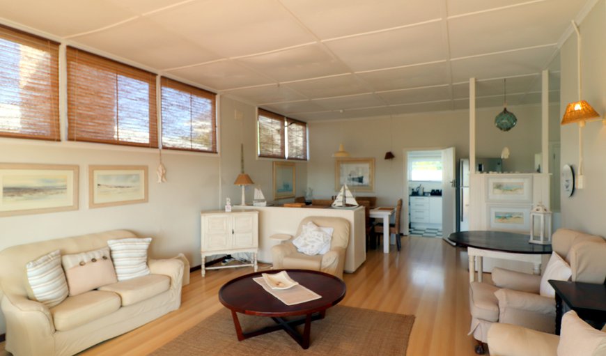 Arniston Holiday Cottage: The cottage lounge is modern and spacious