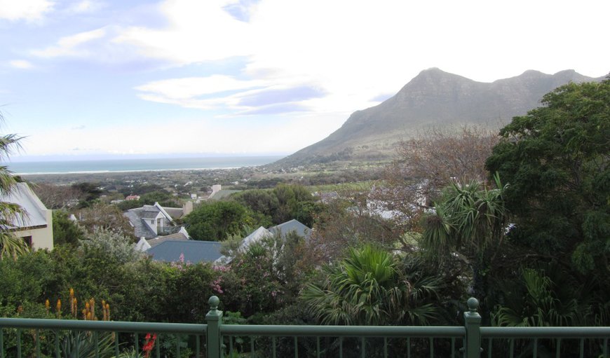 Apartment: Guests can relax on the balcony and enjoy the beautiful views.