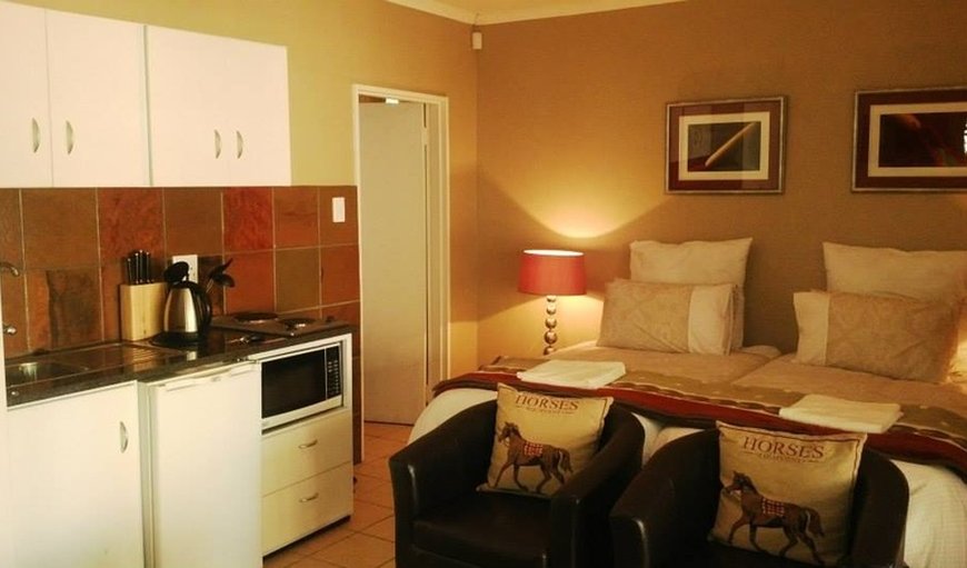 Bachelor with patio - TL Estate: Bed, en-suite bathroom and kitchenette