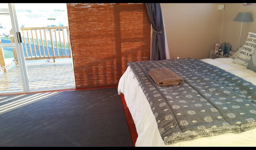 Villa Aloe: Main bedroom with a queen size bed and sliding doors to a patio.