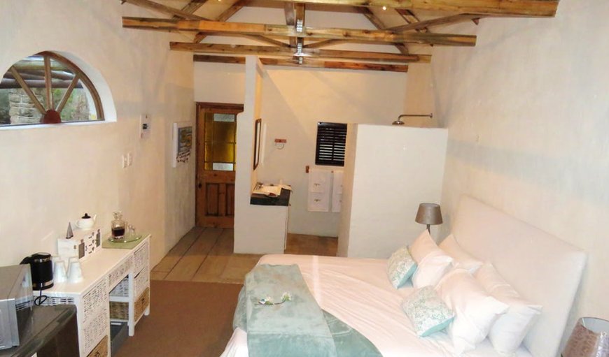 Olive Room Studio: Open plan sleeping area, kitchenette and en-suite bathroom