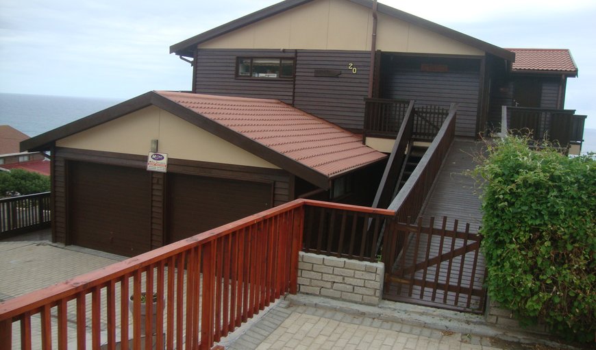 6 bedroom self catering holiday house: Other entertainment facilities include an outdoor shower, a recreation room that has a pool table and a tennis table, darts, a TV that has full HD and DStv channels, as well as a large entertainment area with braai and Jacuzzi.