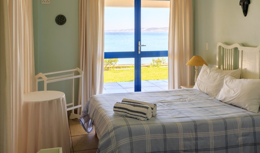Paradeisos Select (8): The main bedroom has an en-suite bathroom and sleeps two guests comfortably.