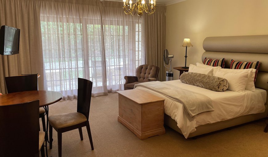 Luxury Queen with kitchenette and patio: Luxury Queen with kitchenette and patio