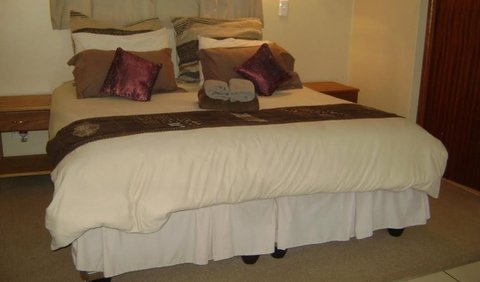 Cottage 2: King size bed: Bedroom