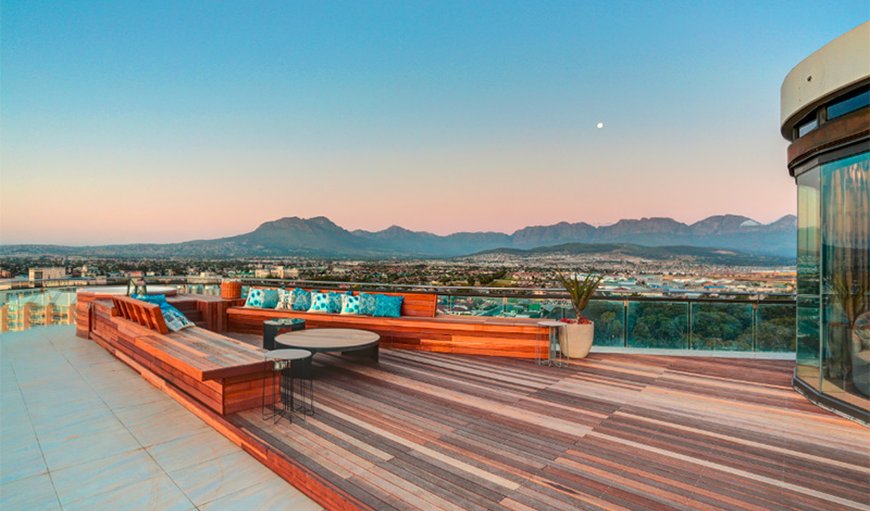 The built-in barbecue area holds the opportunity of experiencing the seamless sunsets in a more informal dining experience. The built-in barbecue area holds the opportunity of experiencing the seamless sunsets in a more informal dining experience.