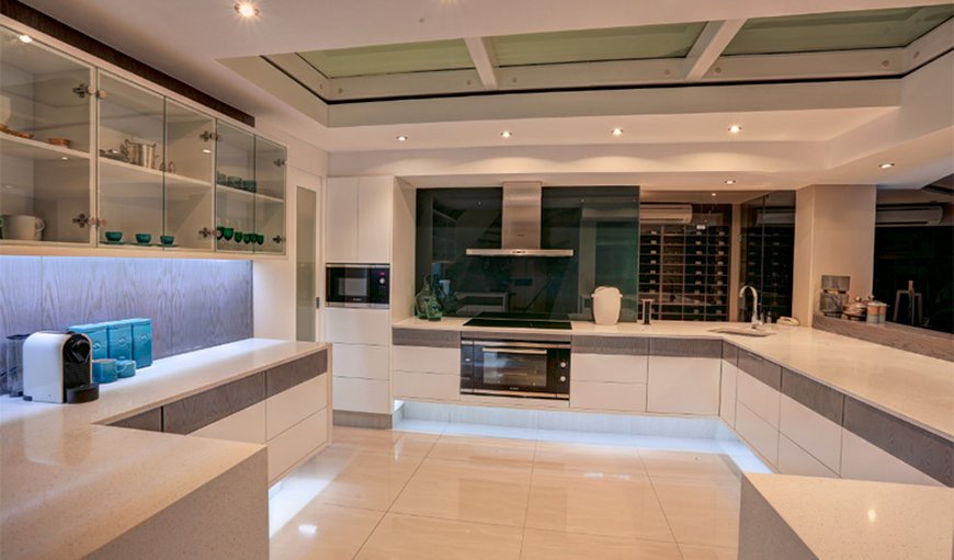 The kitchen is fully equipped with a stove, an oven, a fridge, a microwave, a coffee machine, and a kettle The kitchen is fully equipped with a stove, an oven, a fridge, a microwave, a coffee machine, and a kettle