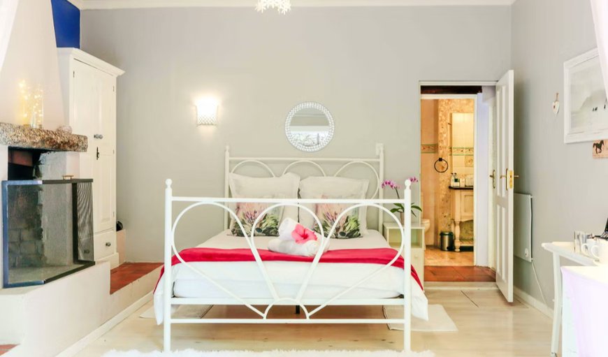 Willow Suite: Bedroom with Queen Bed