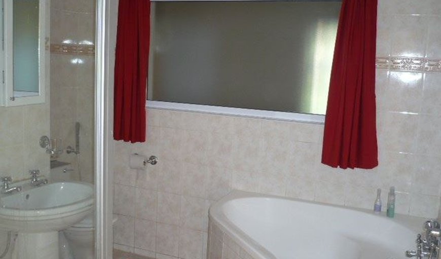 North Wing Self-Catering Flat: Bathroom with a corner bath and a shower.