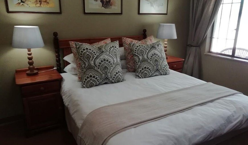One bedroom self catering unit: Crafters Lodge- Unit 1 is a Self Catering unit with 1 bedroom (Queen bed)and a separate bathroom with shower. Open plan fully equipped kitchen, dining and lounge areas. Own veranda.