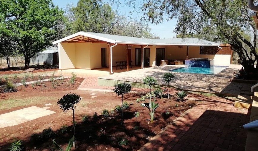 At the Crafters Lodge there is a communal covered patio with built-in braai and a separate fire pit as well as a swimming pool and Jacuzzi. At the Crafters Lodge there is a communal covered patio with built-in braai and a separate fire pit as well as a swimming pool and Jacuzzi.