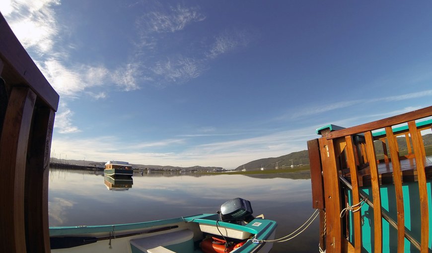Anchored in the Knysna Lagoon, it’s just a two minute dinghy ride away from the Knysna Waterfront.