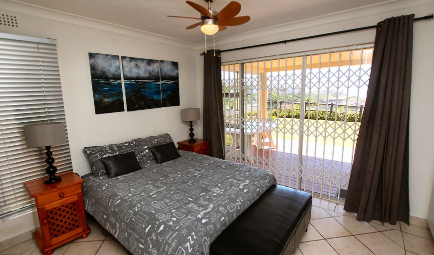 La Guna La Crete 99 - Uvongo: Bedroom with doors leading to the patio