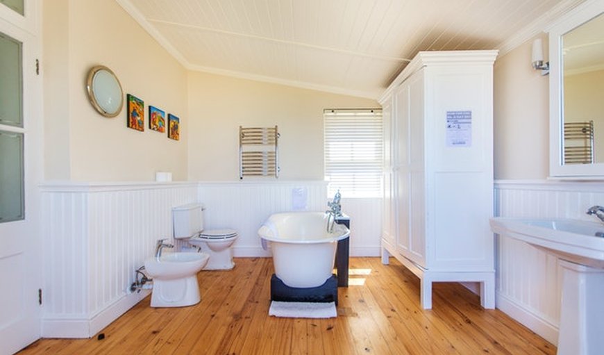 Fintimara Beach House on the Harbour: Fintimara Bay House with elegant bath tub.