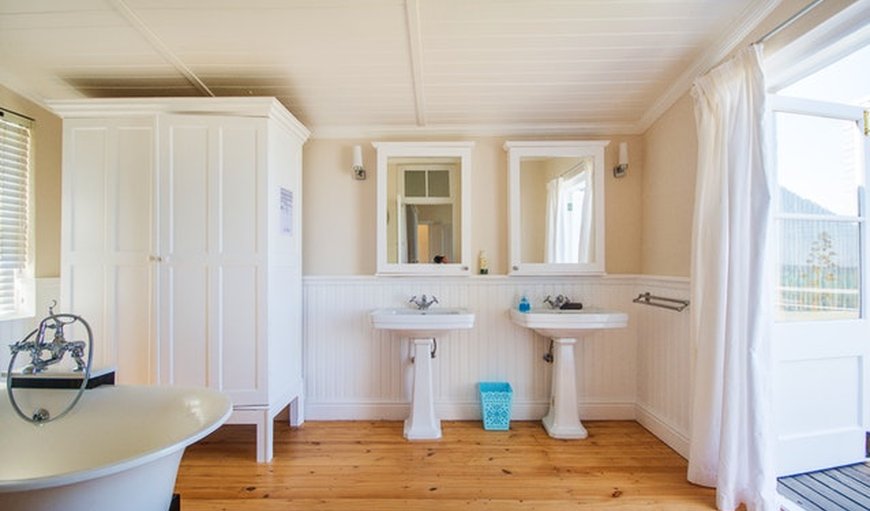 Fintimara Beach House on the Harbour: Fintimara Bay House bathroom.