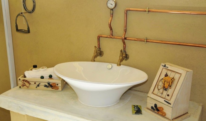 Fresian Luxury Room: Equistay Equistrian Farm Retreat toiley.