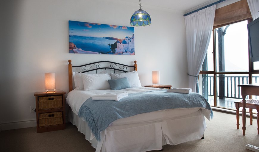 One Bedroomed Apartment ORCA: Bedroom with a queen size bed and magnificent view of the ocean
