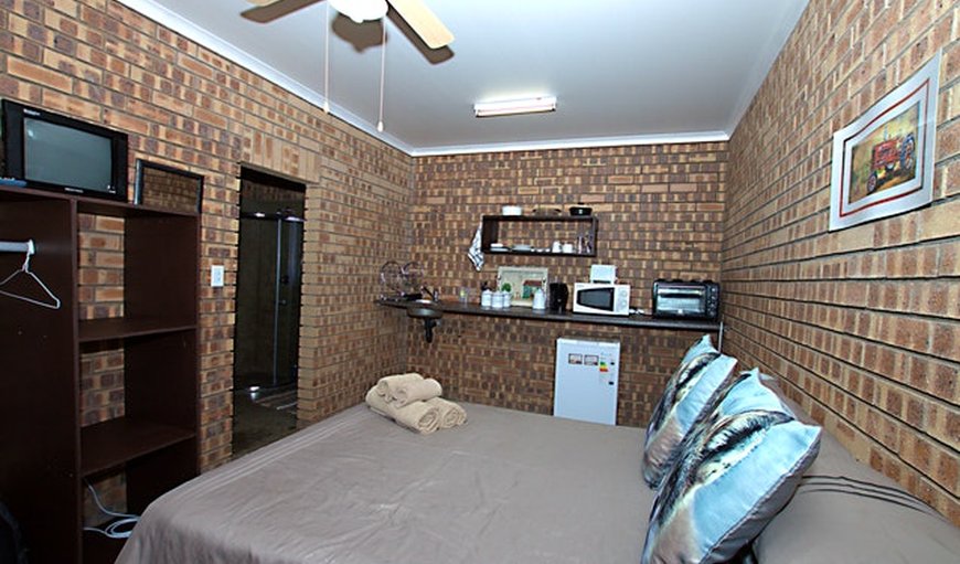 Self Catering units: Bietjie Moeg bedroom with tv.