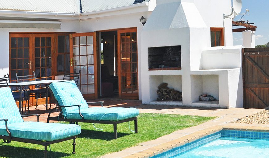 Guava Cottage (self catering): Garden with swimming pool
