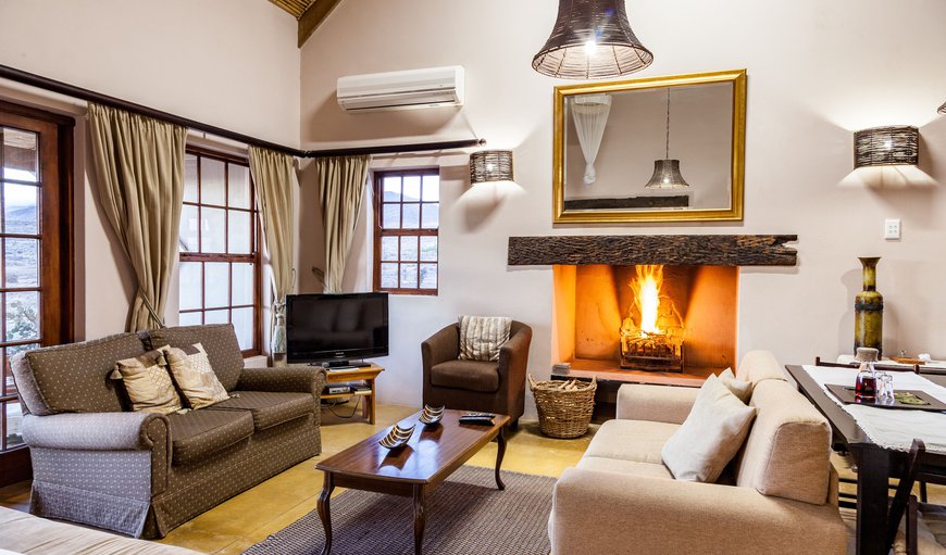 The cottage is tastefully decorated with touches of green, offering a fireplace and and flat screen TV in the lounge. The cottage is tastefully decorated with touches of green, offering a fireplace and and flat screen TV in the lounge.
