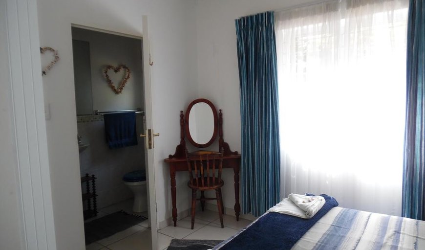 Dolphins Cottage: View of the en-suite bathroom