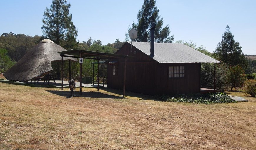 4 Hornbill Lodge Pet Friendly: Cottage with outdoor dining table and braai facilities