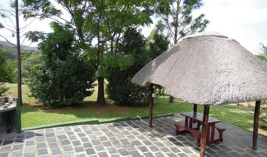 5 Lizzy Lodge: Cottage with outdoor dining table and braai facilities