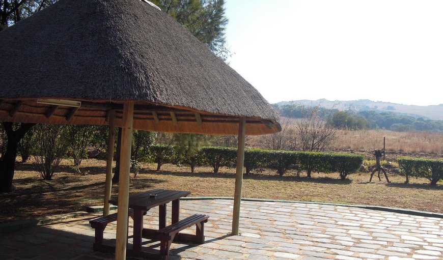 7 Pula Moon - Pet Friendly: Cottage with outdoor dining table and braai facilities