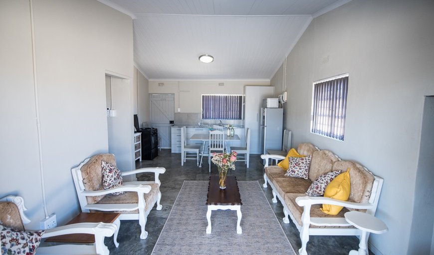 Kitchen, dining and lounge area