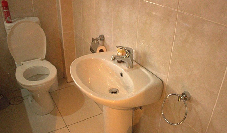 Standard room: En-suite bathroom