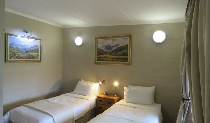 Protea Suite (R350 pppn.): Main bedroom with twin single beds