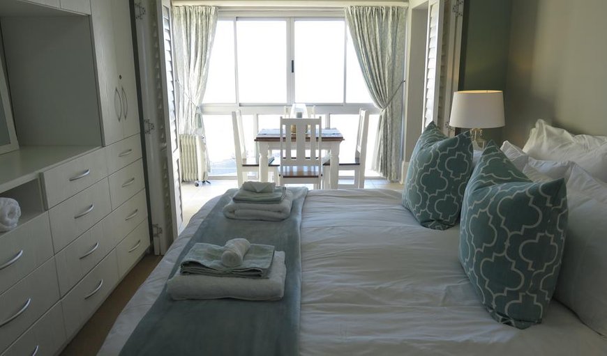 3 bedroom apartment: Bedroom with Queen Bed