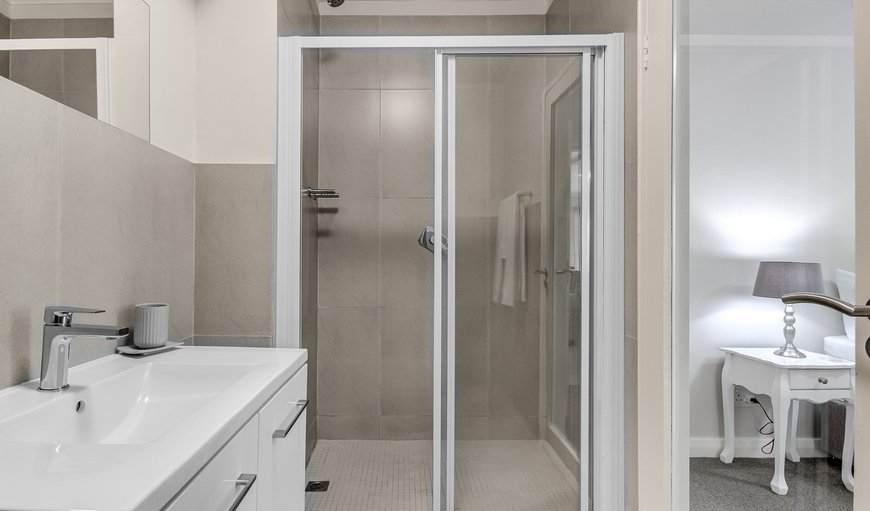UniqueStay Mayfair 139: Bathroom with Shower