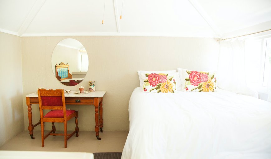 The Pool Cottage: Bedroom with Double Bed