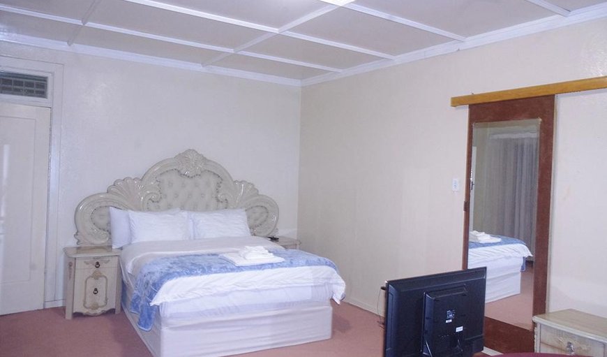 Room 4: LTN Lodge bedroom with tv.