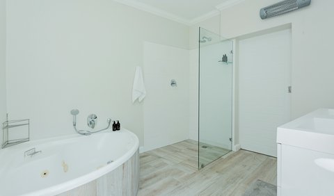 Honeysuckle Unit: Bathroom with Jacuzzi Bath and Shower