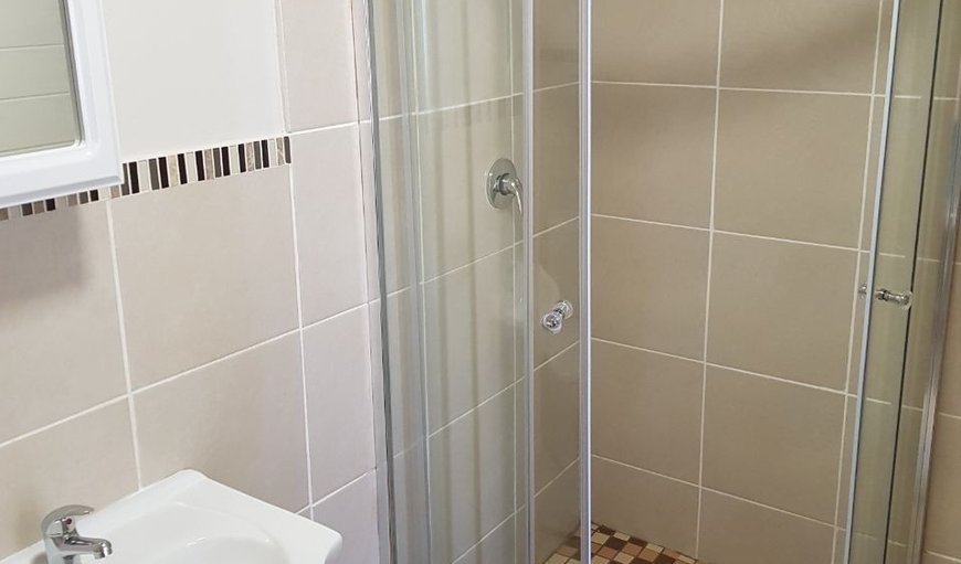 Double room: Overnight at Prieska Guesthouse bathroom with shower.
