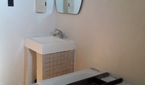 Double/Twin Room with ensuite Bathroom: En-suite Bathroom with Shower & Bath